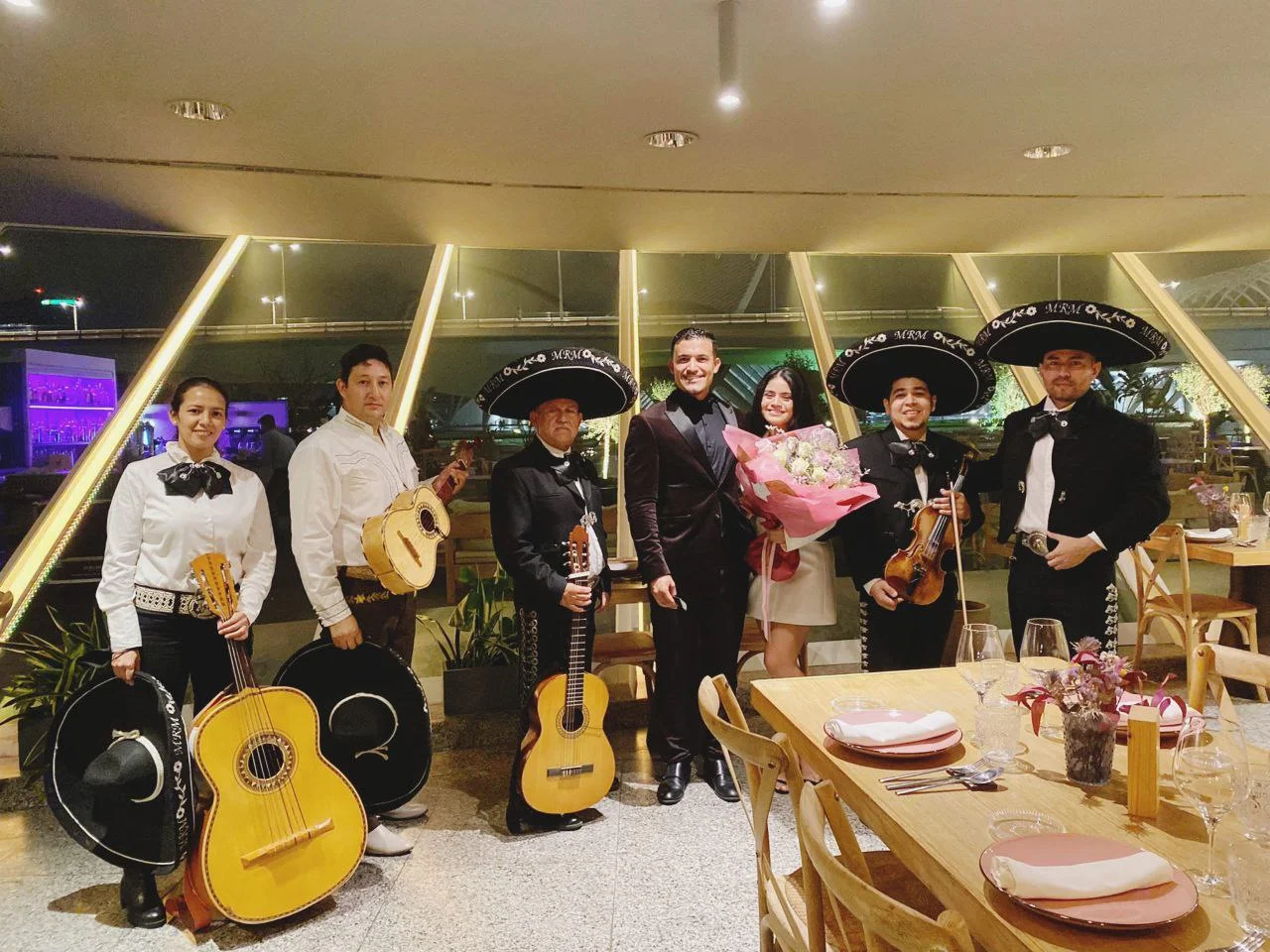 Músico profesional de Mariachi Los Reyes tocando en celebracion de serenata romantica