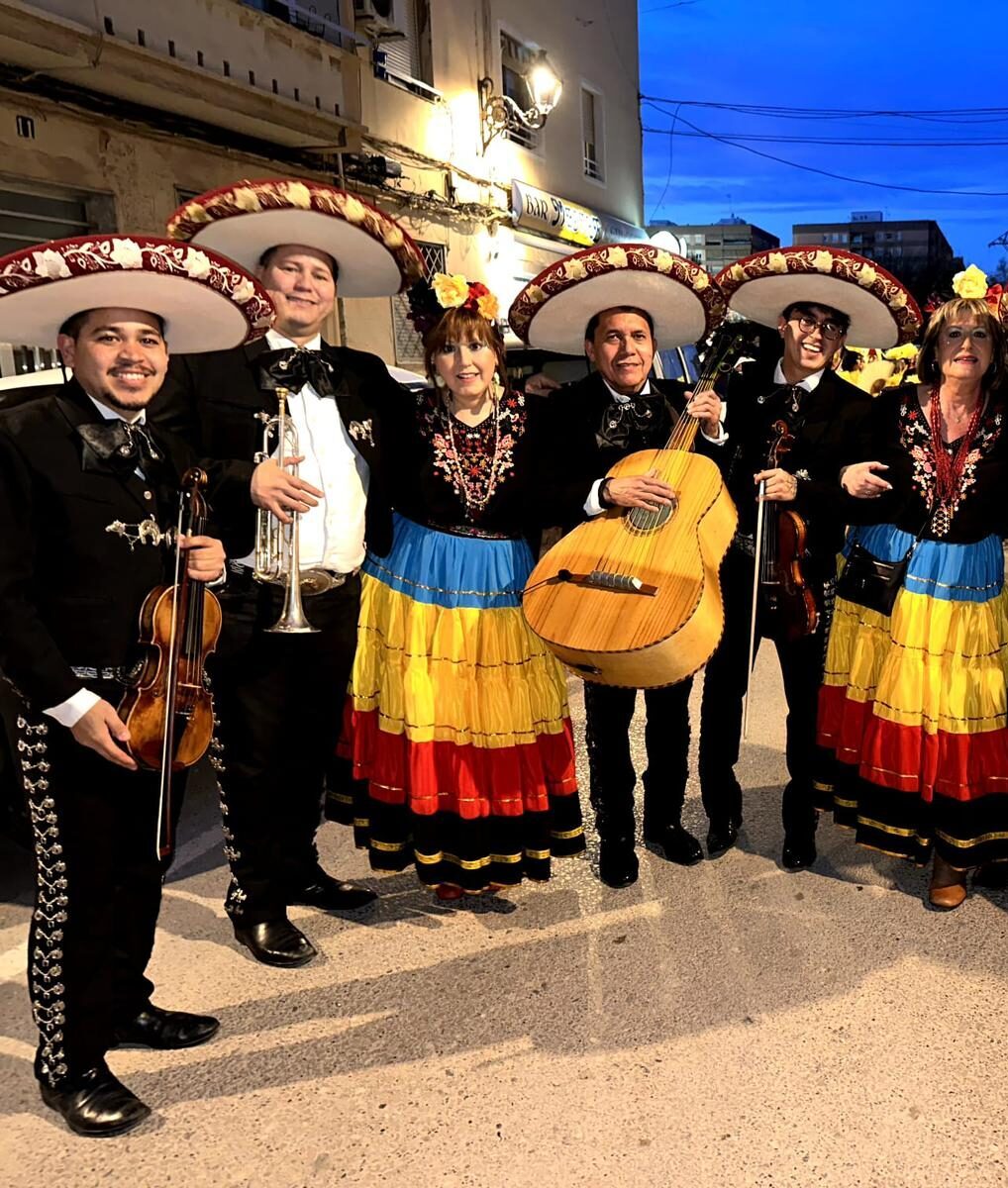 Músico profesional de Mariachi Los Reyes tocando en celebracion de fiesta temàtica