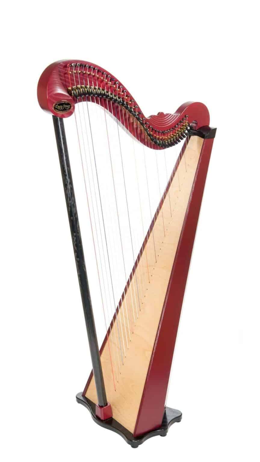 Arpa de palisandro o madera rojiza de la marca Dusty Strings con caja de resonancia de madera clara, cuerdas de colores y palancas de semitono doradas.