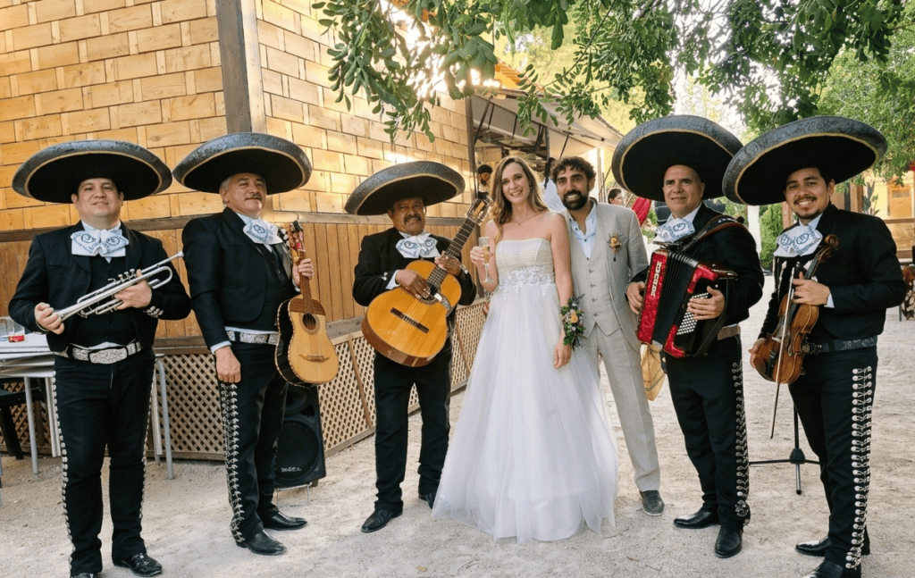 Mariachis en Valencia tocando en boda