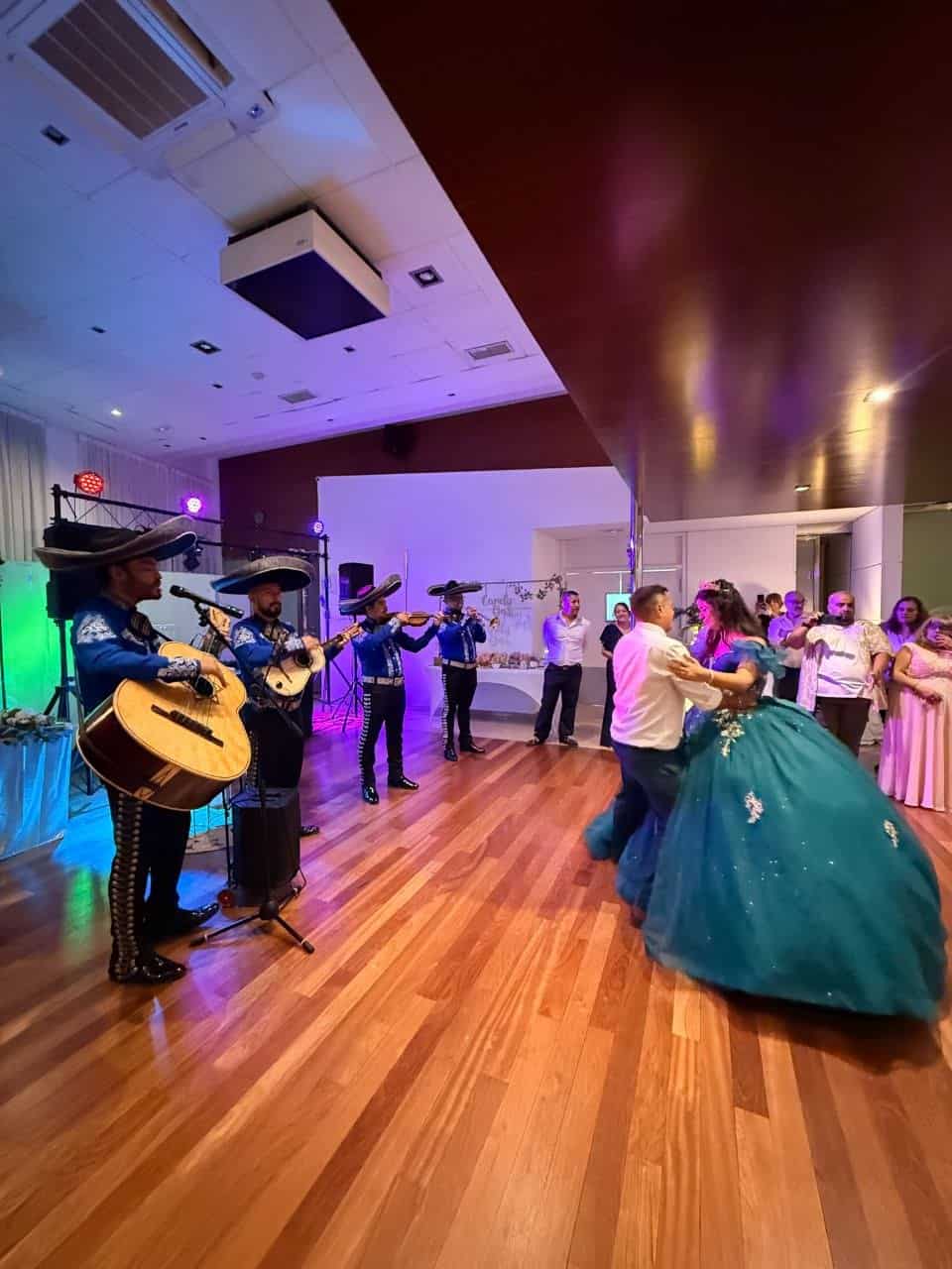Mariachis en Valencia / Servicios de Serenatas a Domicilio 2 Mariachis para cumpleaños, fiestas familiares y eventos privados
