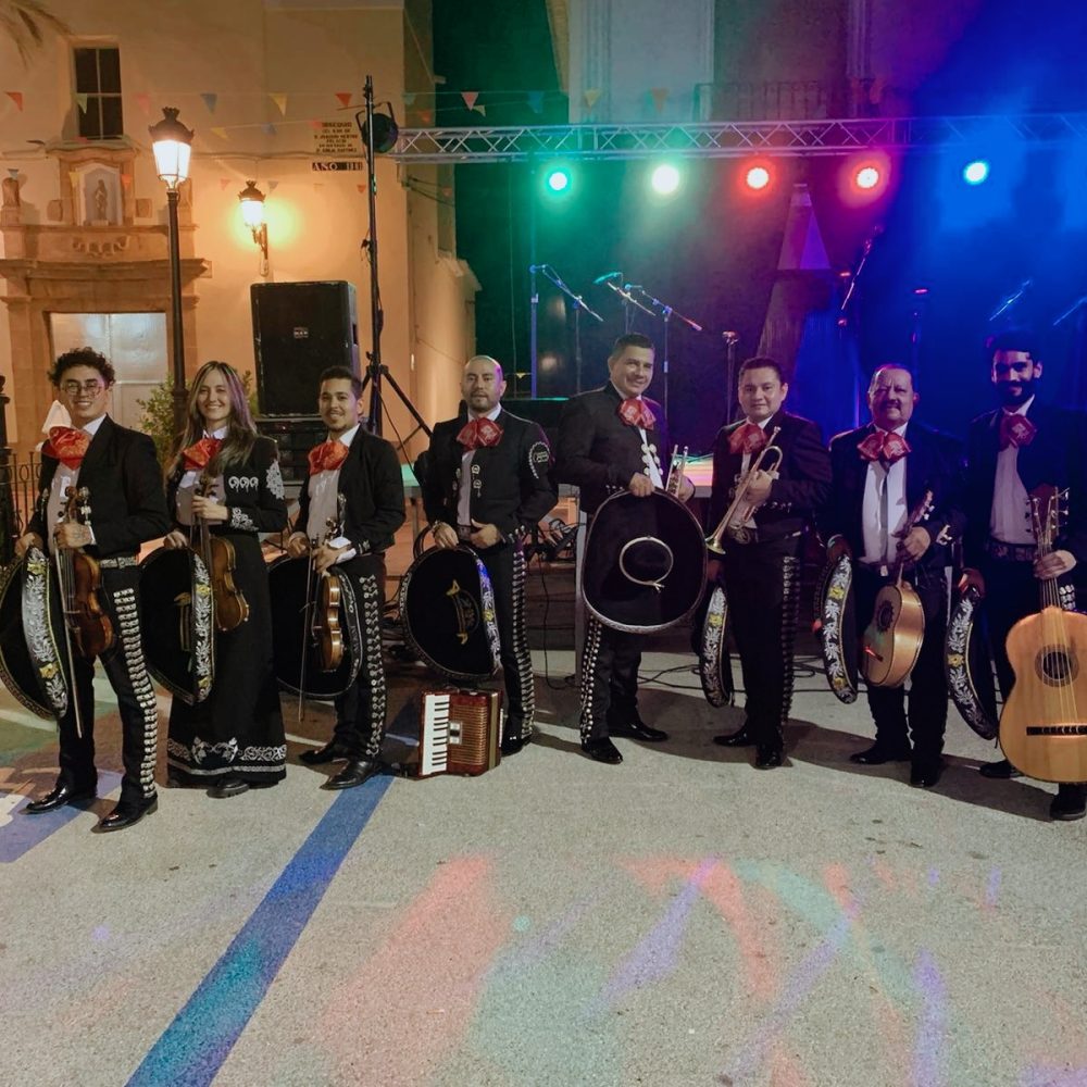 Músico profesional de Mariachi Los Reyes tocando en un escenario, Festival, Concierto y Fiesta de Pueblo