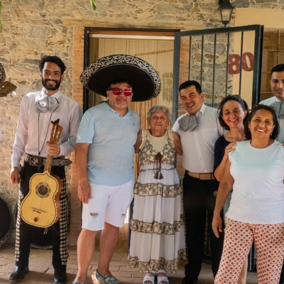 Músico profesional de Mariachi Los Reyes tocando en celebracion del dìa de las Madres