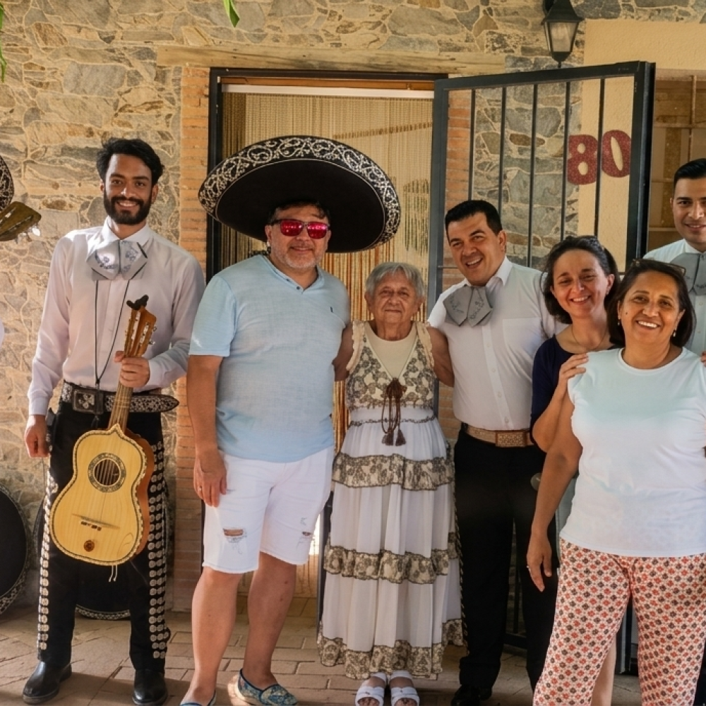 Músico profesional de Mariachi Los Reyes tocando en celebracion del dìa de las Madres