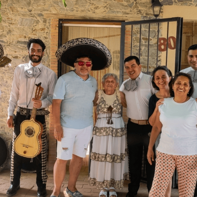Músico profesional de Mariachi Los Reyes tocando en celebracion del dìa de las Madres