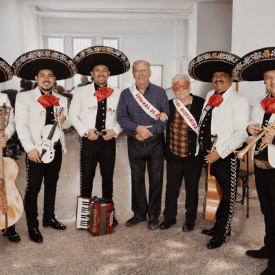 Músico profesional de Mariachi Los Reyes tocando en celebracion de serenata de Bodas de Oro